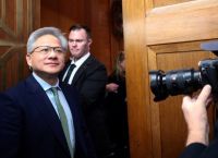 Jensen Huang: Ο «αόρατος» CEO της Nvidia που έγινε ο «βασιλιάς» της AI – Person of the Year 2025