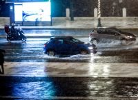 Η Κακοκαιρία Byron “χτυπά” την Αττική: Χάος στους δρόμους – Πώς θα εξελιχθούν οι καταιγίδες τις επόμενες ώρες