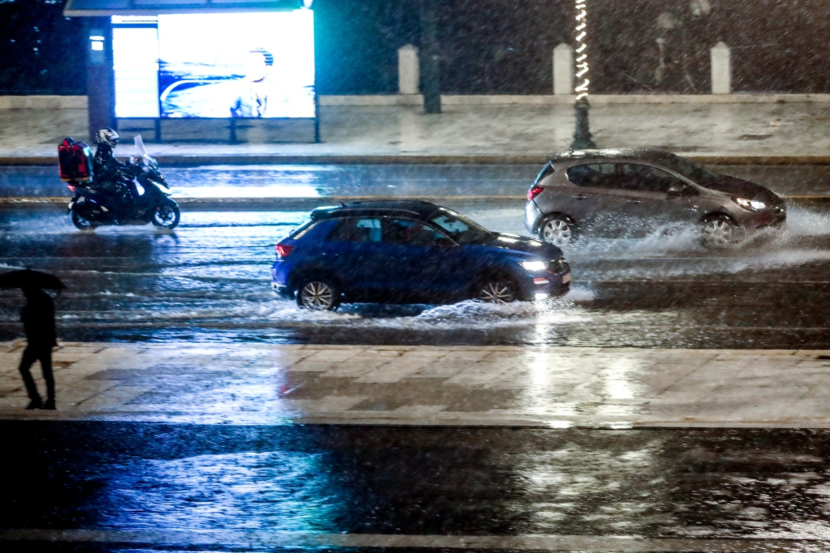 Η Κακοκαιρία Byron “χτυπά” την Αττική: Χάος στους δρόμους – Πώς θα εξελιχθούν οι καταιγίδες τις επόμενες ώρες