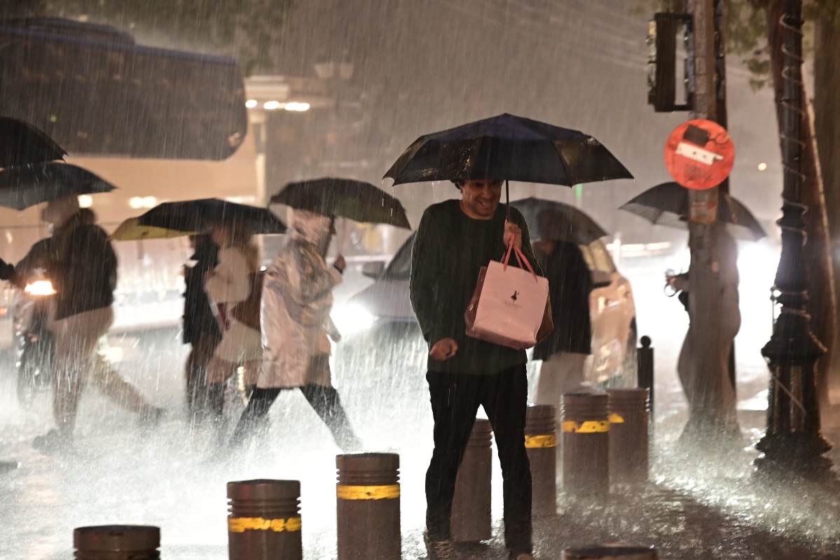 Κακοκαιρία BYRON: Πού έχει ηχήσει 112 – Κλειστά σχολεία σε 12 δήμους,τι ισχύει για δημόσιο και ιδιωτικό τομέα