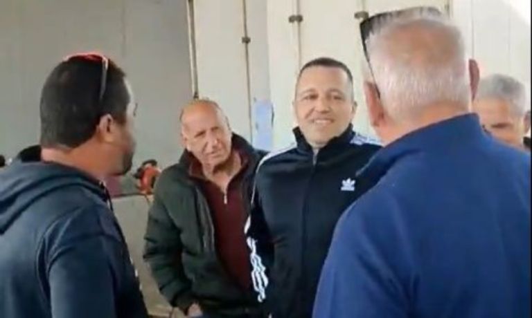 Ο Κασιδιάρης στα μπλόκα με άδεια από τη φυλακή – «Έχετε τη δύναμη να διώξετε τη διαφθορά»