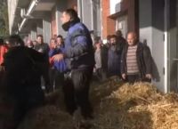 Ένταση στην Καβάλα: Διαμαρτυρία αγροτών με άχυρα, γάλα, ντομάτες και σταφύλια