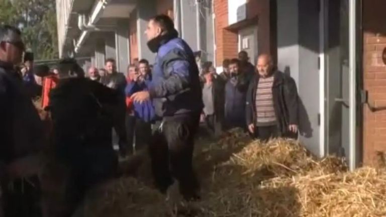 Ένταση στην Καβάλα: Διαμαρτυρία αγροτών με άχυρα, γάλα, ντομάτες και σταφύλια