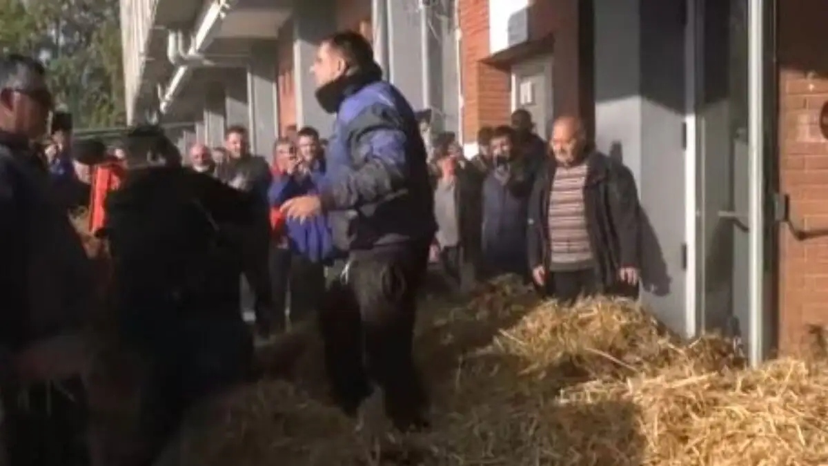 Ένταση στην Καβάλα: Διαμαρτυρία αγροτών με άχυρα, γάλα, ντομάτες και σταφύλια