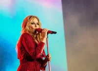 Η Κάιλι Μινόγκ «Σκουπίζει» τον Μάικλ Τζάκσον – 11η Φορά Νο1 στα Βρετανικά Charts Χωρίς Νέο Άλμπουμ!