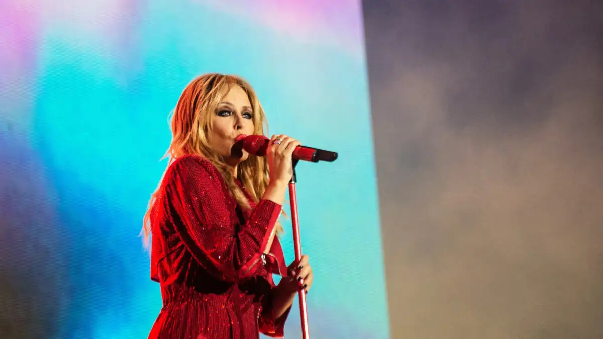 Η Κάιλι Μινόγκ «Σκουπίζει» τον Μάικλ Τζάκσον – 11η Φορά Νο1 στα Βρετανικά Charts Χωρίς Νέο Άλμπουμ!