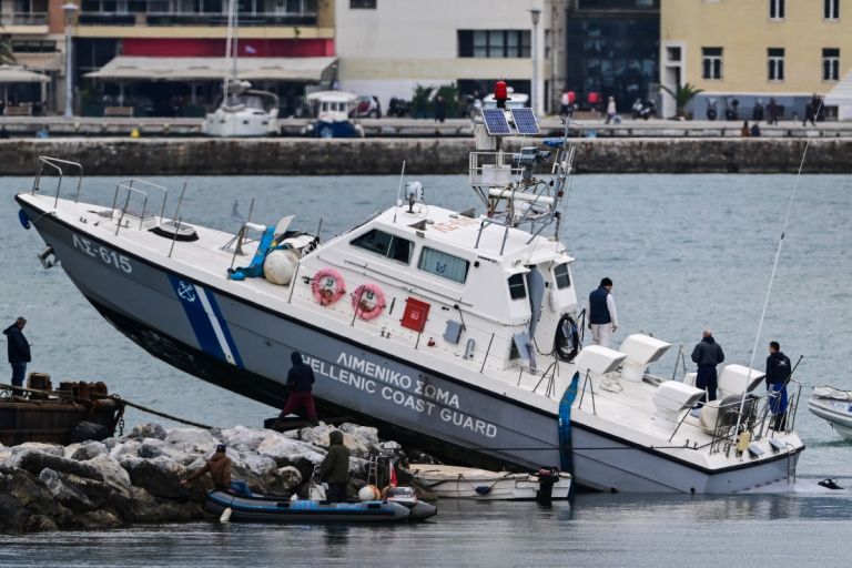 Σκάφος του Λιμενικού προσέκρουσε σε βράχια στην είσοδο του λιμανιού Βόλου