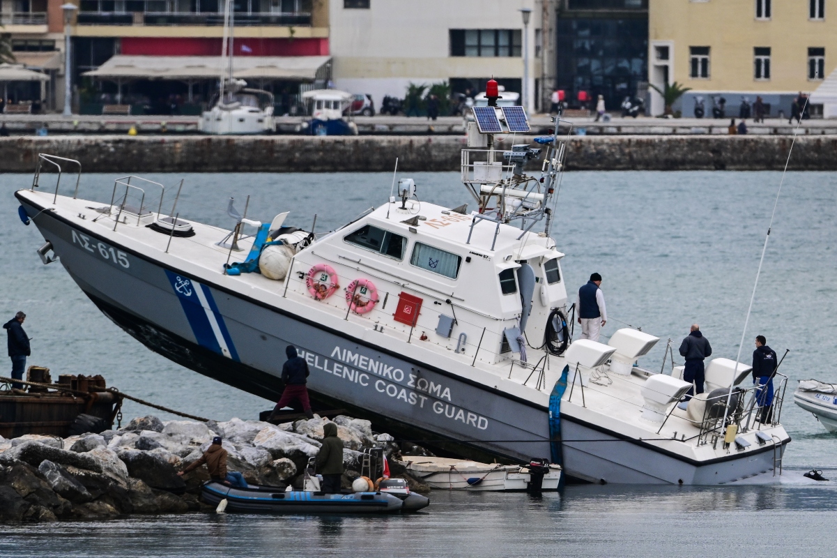 Σκάφος του Λιμενικού προσέκρουσε σε βράχια στην είσοδο του λιμανιού Βόλου