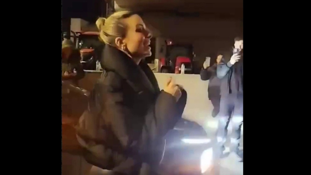 Κατερίνα Λιόλιου: Πήγε στα μπλόκα των αγροτών και τους τραγούδησε [vid]