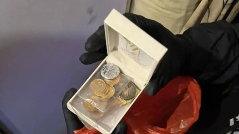 ΟΠΕΚΕΠΕ:Σε 11 τραπεζικούς λογαριασμούς διακινούσαν τα κέρδη μέλη του κυκλώματος–Βρέθηκαν λίρες,ράβδοι χρυσού