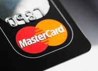 Η Mastercard αναδιαμορφώνει το τοπίο των μετρητών: Νέο μοντέλο “merchant-ATM” και επιθετική επέκταση