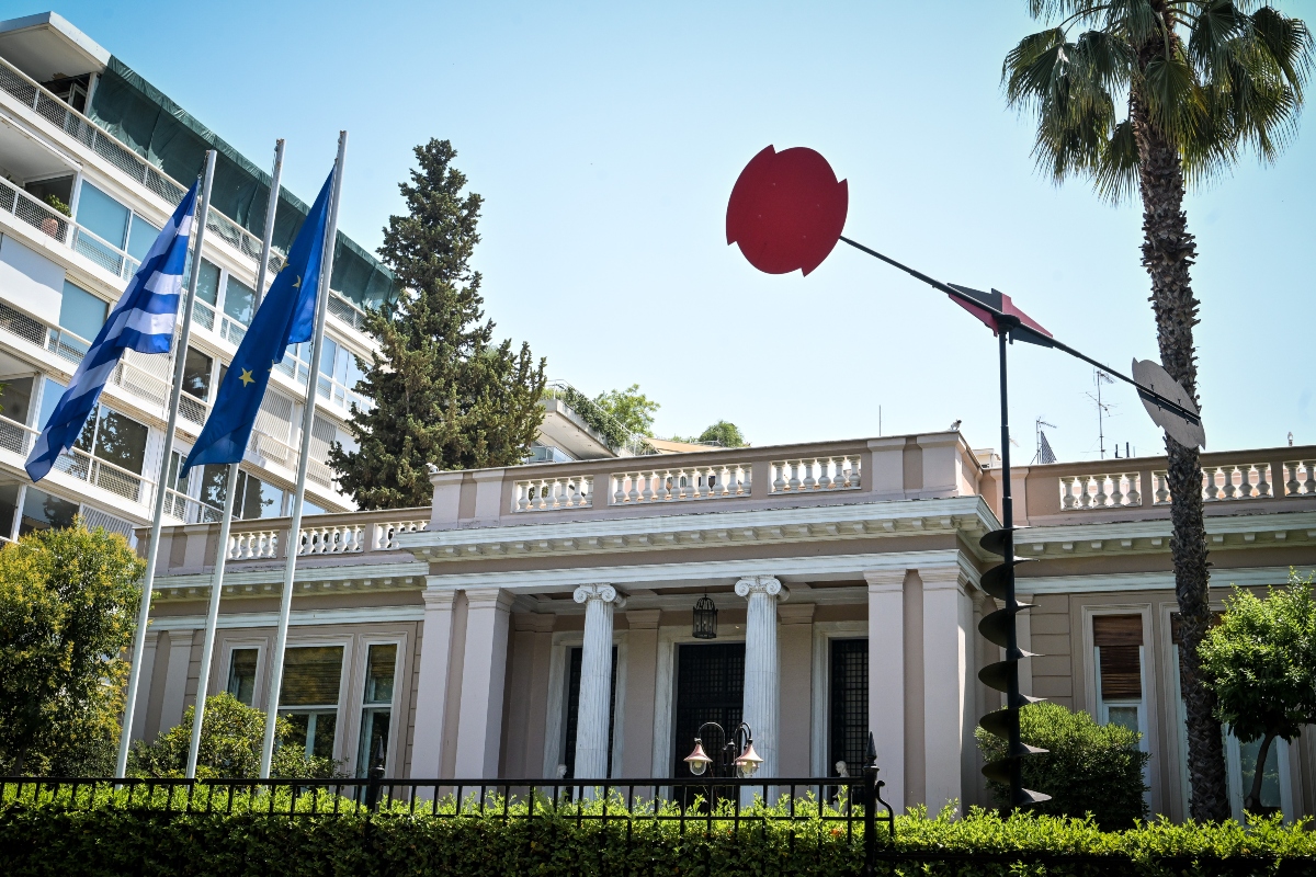 ΣΣΕ, Ιδιωτικά ΑΕΙ και Λουκέτα: Το Μαξίμου Ψάχνει Νέο Πολιτικό Αφήγημα