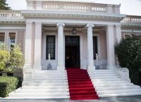 Το Μαξίμου σε πανικό: Σπριντ για πληρωμές–μπλόκα παντού, δύο γραμμές, μία κρίση