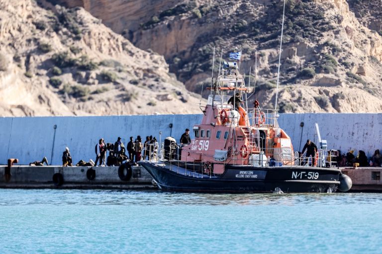 Γαύδος: Πάνω από 350 μετανάστες εντοπίστηκαν σε αλιευτικό σκάφος και διασώθηκαν