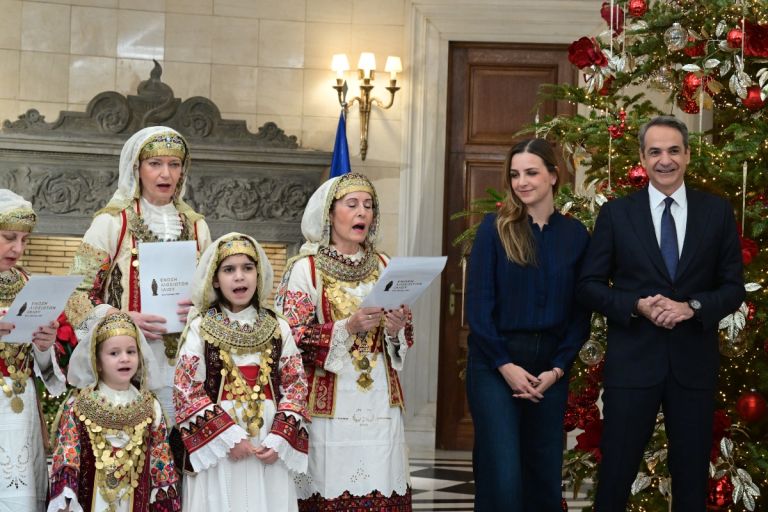 Μητσοτάκης: Άκουσε τα πρωτοχρονιάτικα κάλαντα στο Μαξίμου από την Ένωση Λιοσιωτών Ιλίου