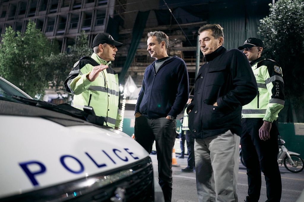 Μητσοτάκης: Επισκέφτηκε μπλόκο της Τροχαίας για αλκοτέστ στην Σταδίου