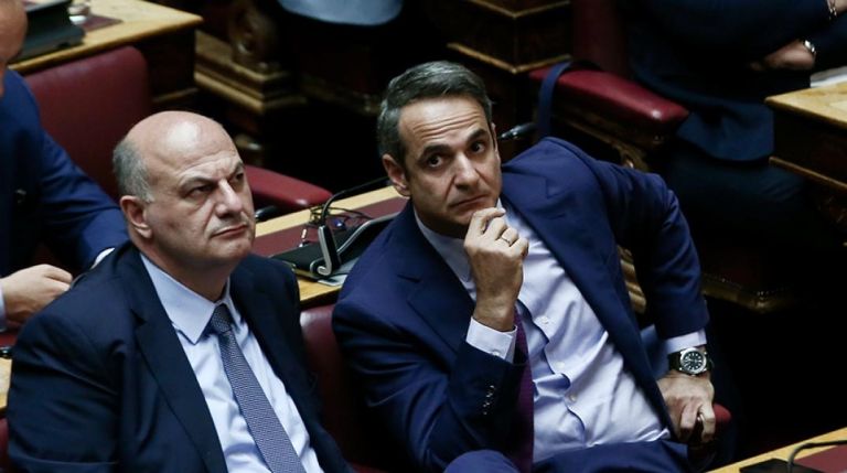 Το Αγροτικό «φλέγεται»: Η κυβέρνηση τρέχει για λύση πριν τα τρακτέρ «κατακλύσουν» τους δρόμους