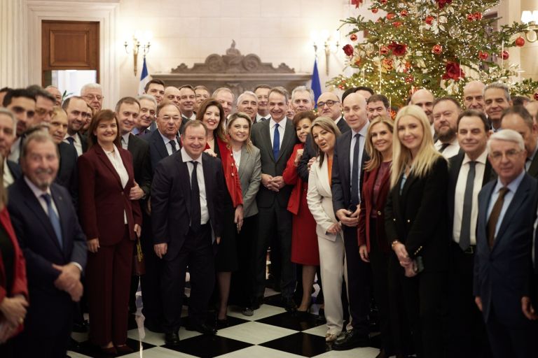 Μητσοτάκης με… ευχές, γούρια και μηνύματα ενότητας σε βουλευτές ΝΔ ενόψει γιορτών