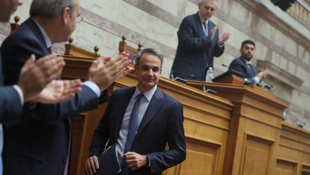 «Χριστουγεννιάτικες» ευχές με σφιγμένα δόντια:γαλάζια νεύρα,φόβοι,παράπονα πίσω από τις πόρτες του Μαξίμου