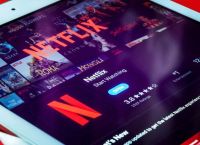 Το Netflix χτυπά Χόλιγουντ: Ετοιμάζει εξαγορά Warner Bros αξίας 75 δισ. δολαρίων – Τέλος στις αίθουσες;