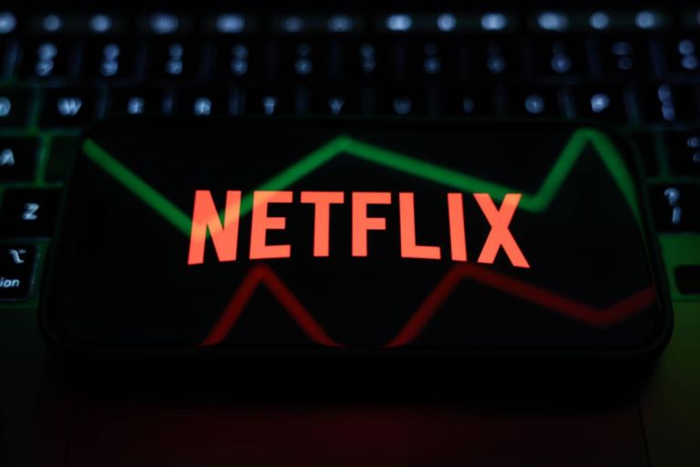 «Θα εμπλακώ ο ίδιος»: Ο Τραμπ «βάζει φωτιά» στην εξαγορά–μαμούθ της Warner Bros από τη Netflix