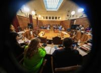 «Φραπέ, φουρτούνα και… κουμπαριές: Η Εξεταστική για τον ΟΠΕΚΕΠΕ στις πιο καυτές της μέρες»