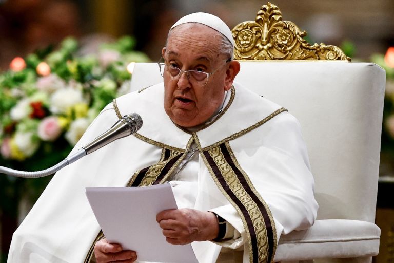 Γιατί Τζέφρι Έπσταϊν και Στιβ Μπάνον ήθελαν να «καταστρέψουν» τον Πάπα Φραγκίσκο