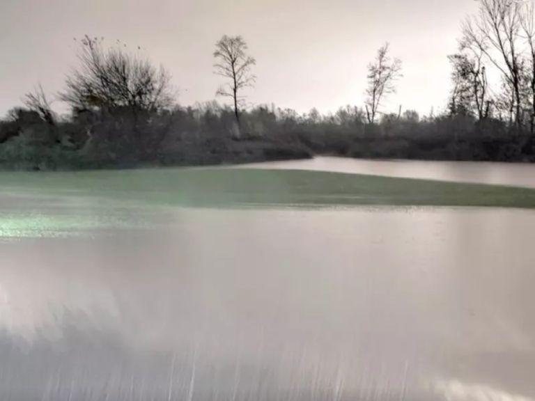 Κακοκαιρία Byron:Υπερχείλισε ο Ενιπέας στη Λάρισα–Μήνυμα του 112 για απομάκρυνση των κατοίκων προς τα Φάρσαλα