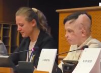 «Ήταν η τελευταία φορά που είδα τη μαμά μου»:11χρονος από Ουκρανία λύγισε διερμηνέα και κοινό στο Στρασβούργο