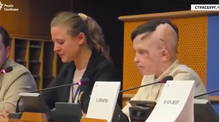 «Ήταν η τελευταία φορά που είδα τη μαμά μου»:11χρονος από Ουκρανία λύγισε διερμηνέα και κοινό στο Στρασβούργο