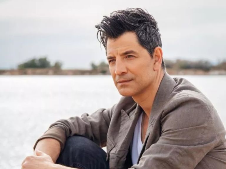 Ο Σάκης Ρουβάς χορεύει με την κόρη του Αριάδνη – Απίστευτη ομοιότητά τους γίνεται viral!