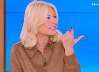 Απρόοπτο για τη Φαίη Σκορδά με το φόρεμά της – Πως η γειτόνισσά της ήρθε να τη σώσει! [vid]