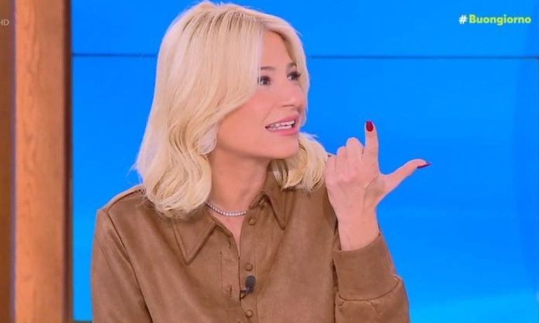 Απρόοπτο για τη Φαίη Σκορδά με το φόρεμά της – Πως η γειτόνισσά της ήρθε να τη σώσει! [vid]