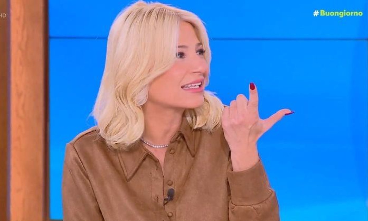 Απρόοπτο για τη Φαίη Σκορδά με το φόρεμά της – Πως η γειτόνισσά της ήρθε να τη σώσει! [vid]