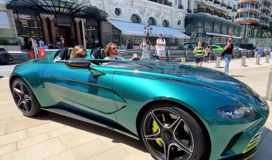 Η ανακοίνωση του δικηγόρου του Τσιτσιπά για τη Lotus που έτρεχε με 210χλμ στην Αττική Οδό