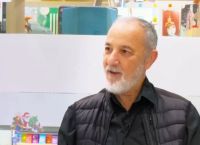 Στέλιος Μάινας: “Είχαν χωρίσει οι γονείς μου, ο πατέρας μου ήταν ένας επισκέπτης” – “Δεν θα πω ψέματα” [vid]