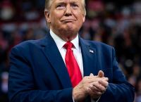 Προσοχή Ευρώπη: Ο Τραμπ Έρχεται για τις Εκλογές σου – Η Ουάσινγκτον Σπρώχνει την Ήπειρο Δεξιά