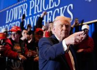 «Οικονομικό μπουμ χωρίς προηγούμενο» υπόσχεται ο Τραμπ: Πριμ στους στρατιωτικούς και πόλεμος με το παρελθόν