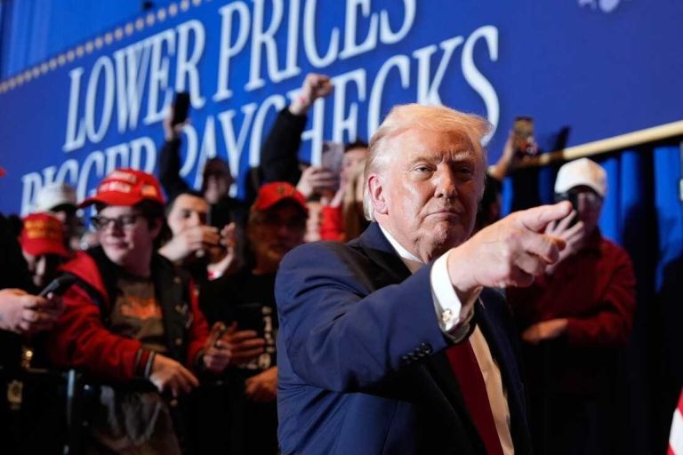 «Οικονομικό μπουμ χωρίς προηγούμενο» υπόσχεται ο Τραμπ: Πριμ στους στρατιωτικούς και πόλεμος με το παρελθόν