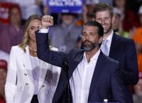 Ο Τραμπ Jr αρραβωνιάζεται ξανά: Η Μπετίνα Άντερσον στο πλευρό του και νέα σελίδα στη ζωή του