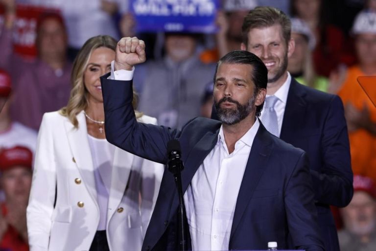 Ο Τραμπ Jr αρραβωνιάζεται ξανά: Η Μπετίνα Άντερσον στο πλευρό του και νέα σελίδα στη ζωή του