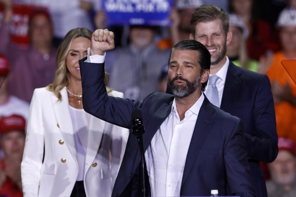 Ο Τραμπ Jr αρραβωνιάζεται ξανά: Η Μπετίνα Άντερσον στο πλευρό του και νέα σελίδα στη ζωή του