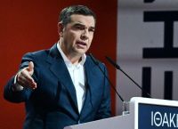 Τσίπρας: Ο μαέστρος της ίντριγκας που… κηρύσσει τη Δημοκρατία!