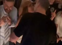 Χαμός στη Θεσσαλονίκη με Βανδή και Μπισμπίκη: Φιλί μέσα στο πλήθος και χορός που έγινε viral