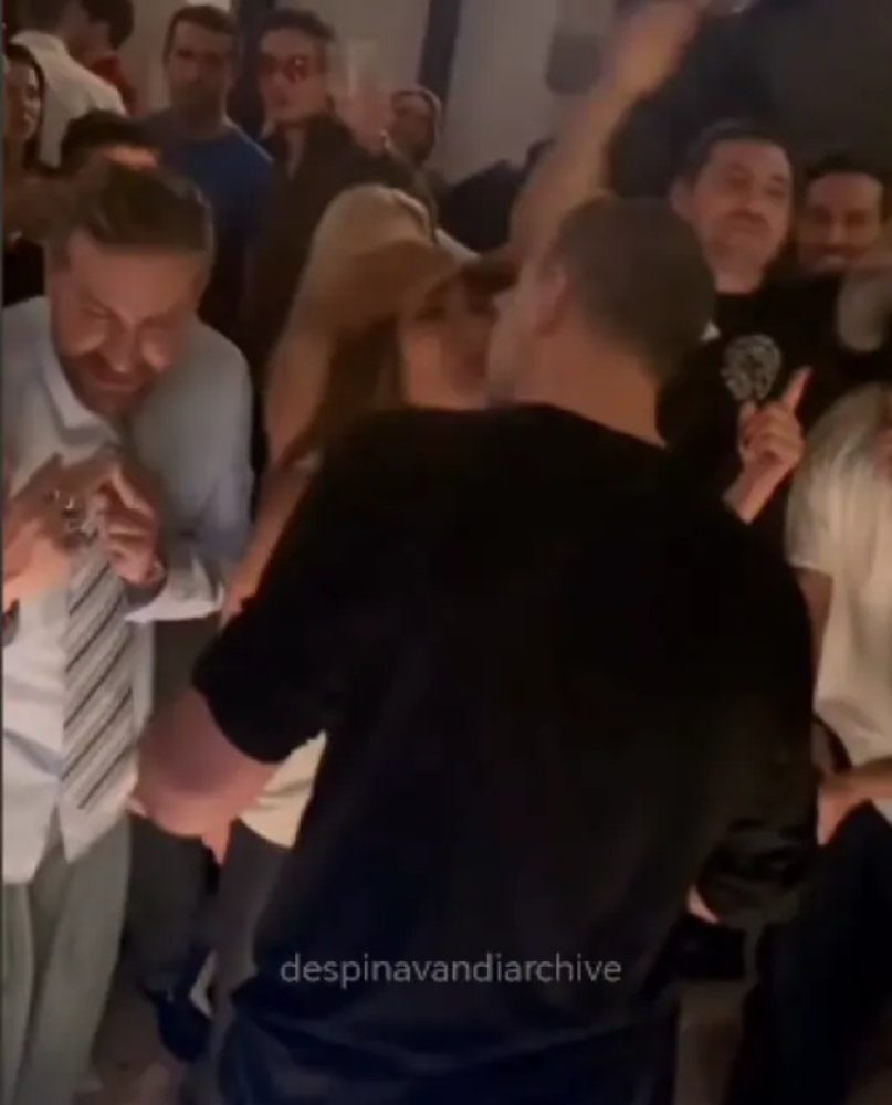 Χαμός στη Θεσσαλονίκη με Βανδή και Μπισμπίκη: Φιλί μέσα στο πλήθος και χορός που έγινε viral