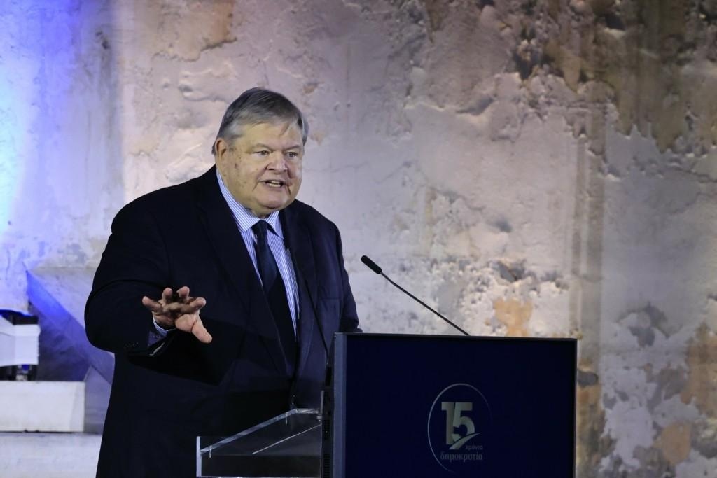 Ο Βενιζέλος «κατακεραυνώνει»: Η μονοκομματική κυβέρνηση εξαντλεί τη δημοκρατία!