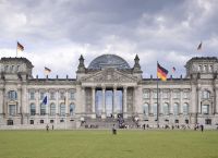 Βερολίνο: «Κρέας για τα κανόνια» φωνάζουν χιλιάδες έφηβοι – Η Γερμανία επιστρέφει στη στράτευση