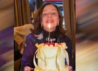 Η Χάρις Αλεξίου έγινε 75 ετών και το γιόρτασε με μία εντυπωσιακή τούρτα: «Πάμε γι’ άλλα τώρα»