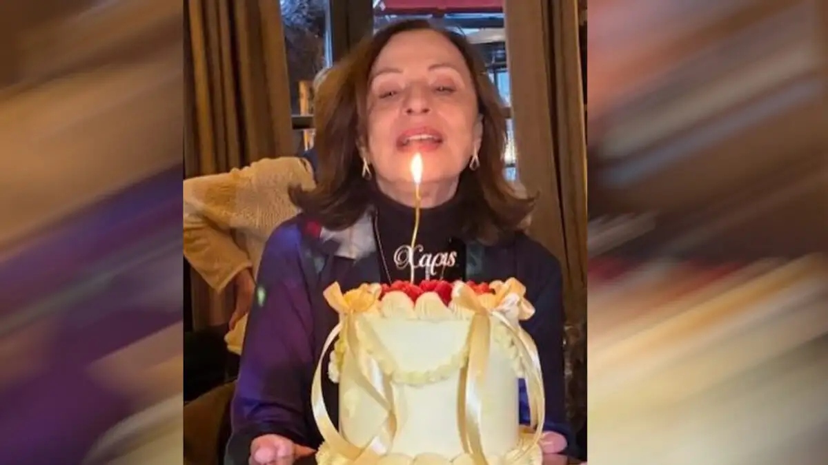 Η Χάρις Αλεξίου έγινε 75 ετών και το γιόρτασε με μία εντυπωσιακή τούρτα: «Πάμε γι’ άλλα τώρα»