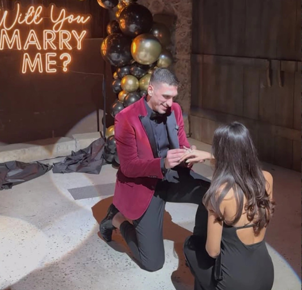 Ο Λαρεντζάκης σε ρομαντική έκπληξη: Πρόταση γάμου στην αγαπημένη του [vid]